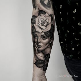 Tatuaż Portret z różą na ręce motyw: twarze styl: realistyczne