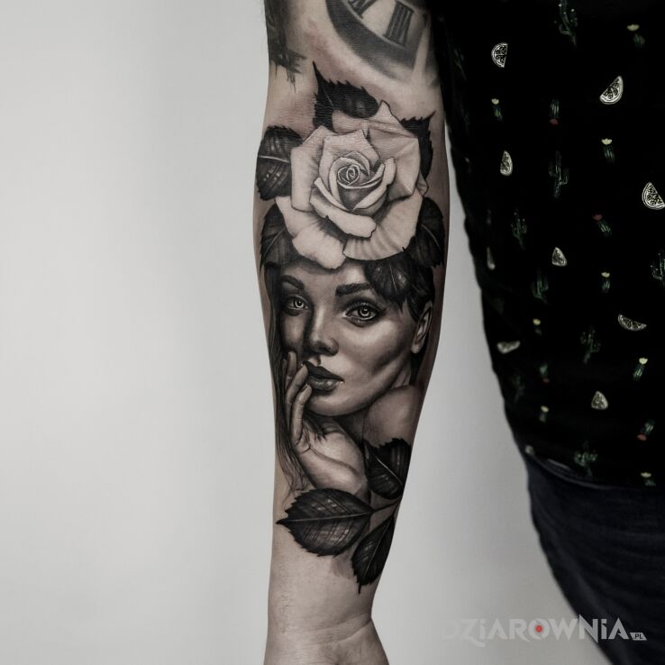 Tatuaż portret z różą w motywie twarze i stylu realistyczne na przedramieniu