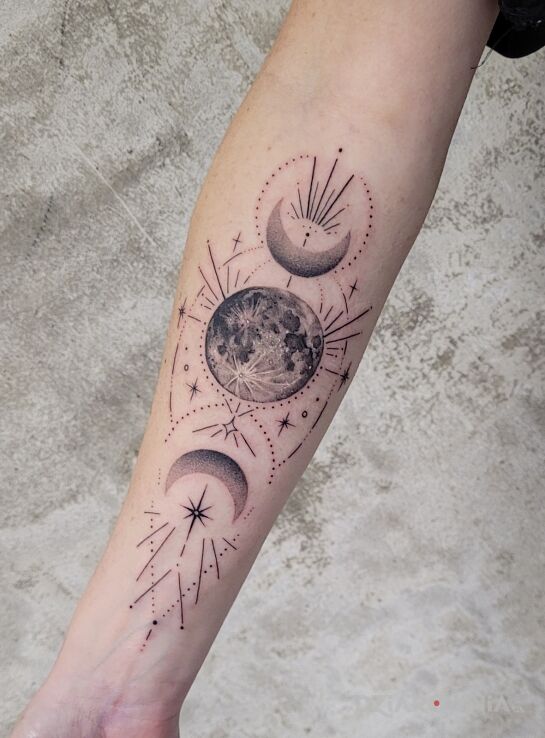 Tatuaż księżyce w motywie czarno-szare i stylu dotwork na ręce
