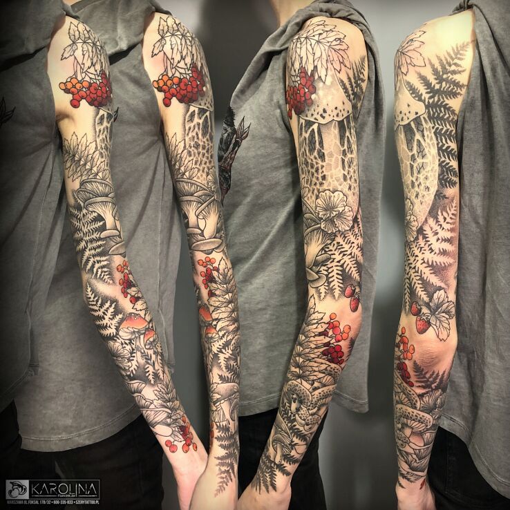 Tatuaż grzybkowy rękawek w motywie czarno-szare i stylu dotwork na nadgarstku