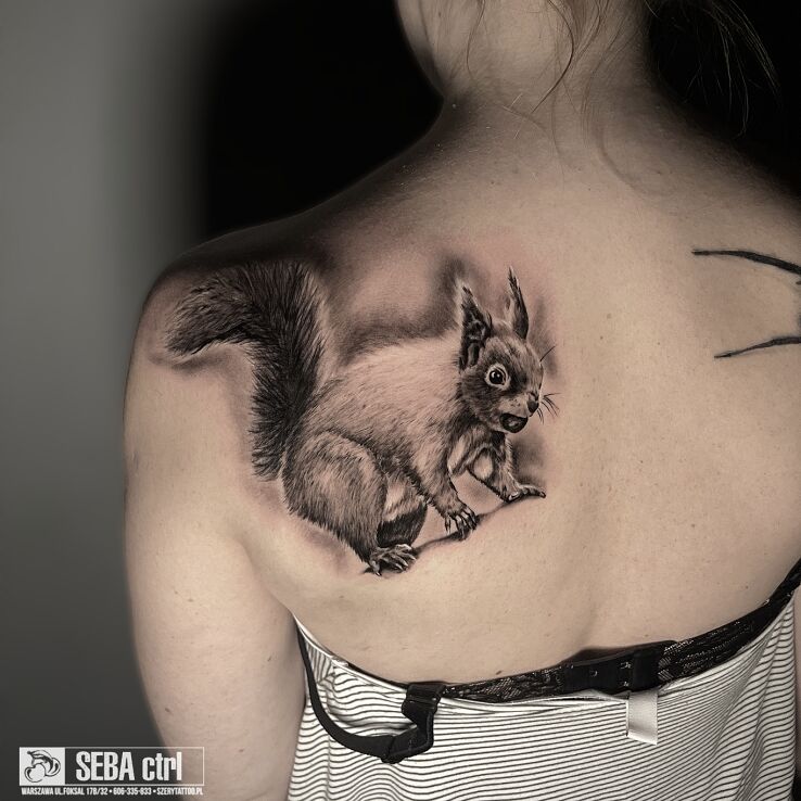 Tatuaż wiewiórka w motywie zwierzęta i stylu realistyczne na łopatkach