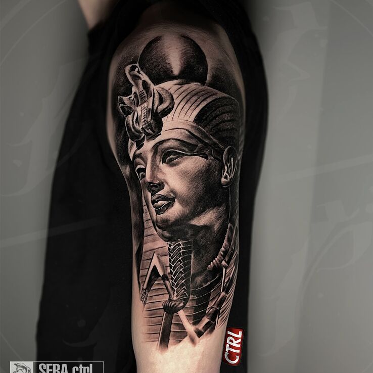 Tatuaż tutanchamon w motywie czarno-szare i stylu realistyczne na ramieniu