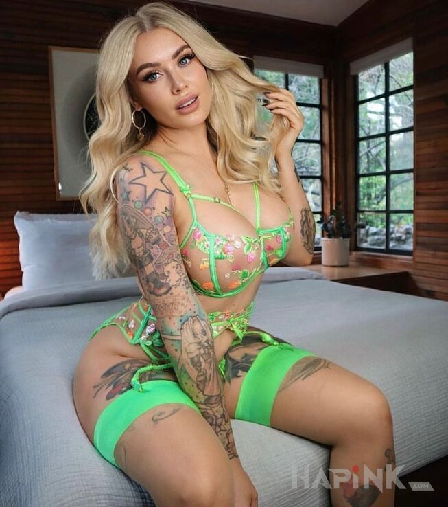 Tattoo Blond gwiazda in black and gray motif and graphic / illustrative style on the upper arm