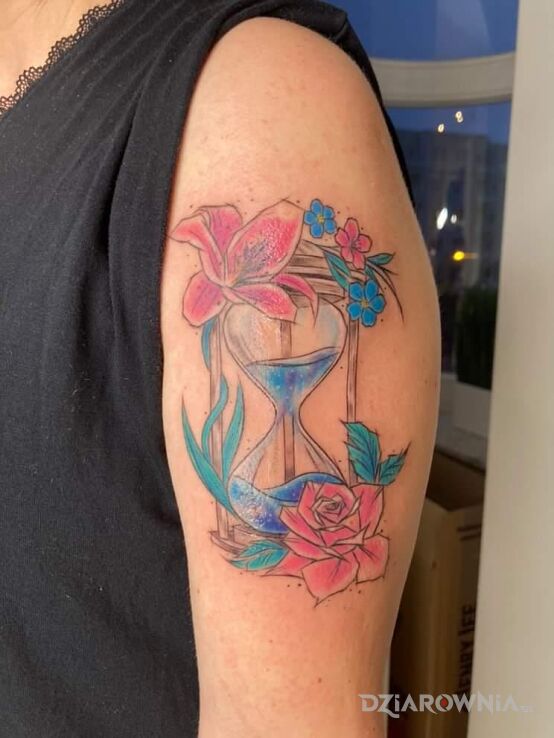 Tatuaż klepsydra kwiaty watercolor w motywie kolorowe i stylu watercolor na ramieniu