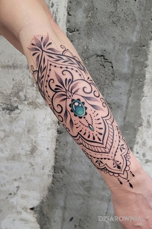 Tatuaż mandala z turkusem w motywie czarno-szare i stylu kontury / linework na przedramieniu
