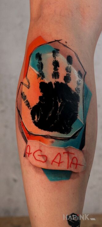 Tattoo Wlepka łapki in colorful motif and newschool style on the calf