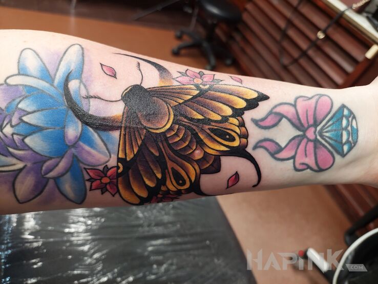 Tattoo Ćma in flowers motif and neo-traditional style on the forearm