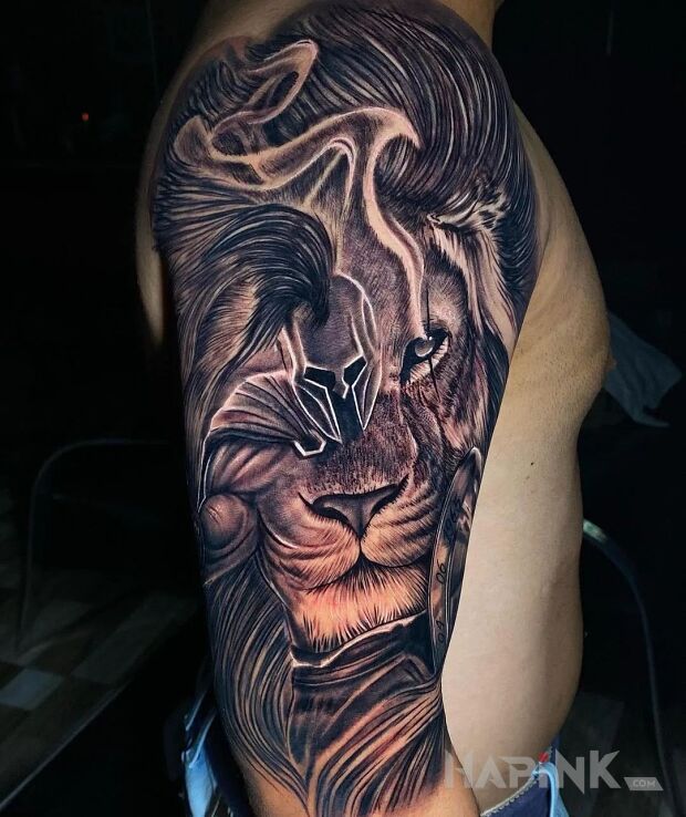 Tattoo Połączenie lwa z wojownikiem in characters motif and realistic style On the arm