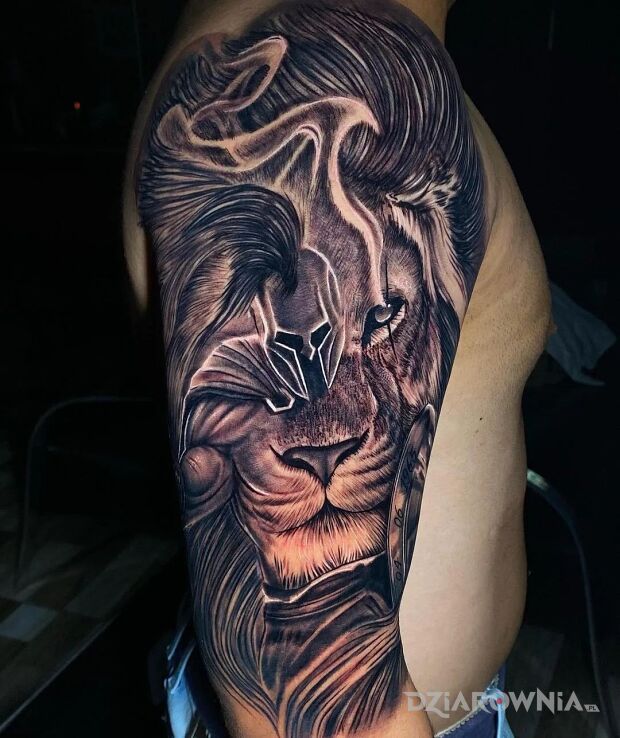 Tatuaż połączenie lwa z wojownikiem w motywie czarno-szare i stylu realistyczne na ręce