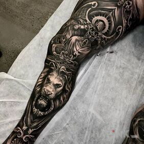 Tattoo Lion doorknob on the leg motif: legsleeves style: realistic