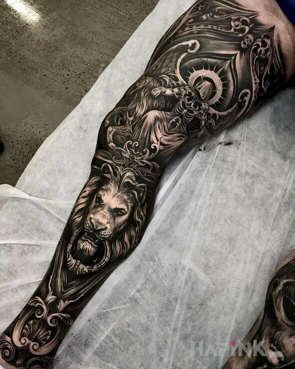 Tattoo Lwia klamka in legsleeves motif and realistic style on the tibia
