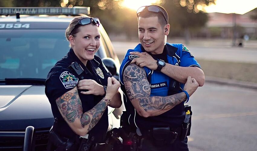 policjant i policjantka z tatuażem na ręce