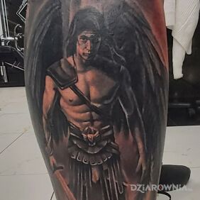 Tatuaż Aniołek na nodze motyw: anioły styl: realistyczne