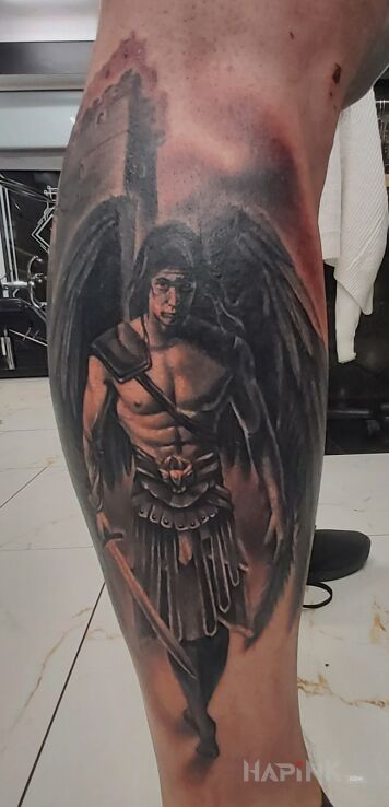 Tattoo Aniołek in angels motif and realistic style on the leg