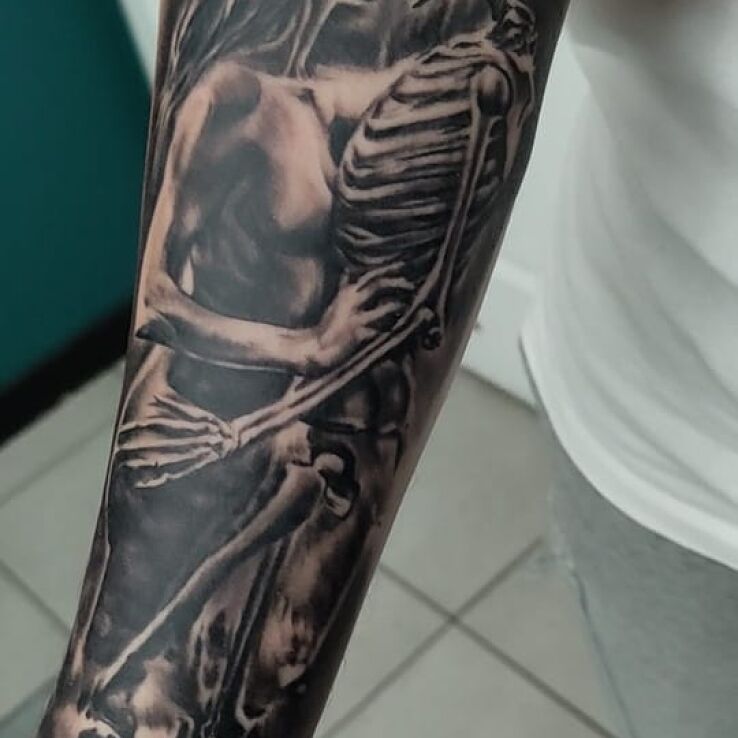 Tatuaż kobieta i szkielet w motywie czarno-szare i stylu realistyczne na przedramieniu