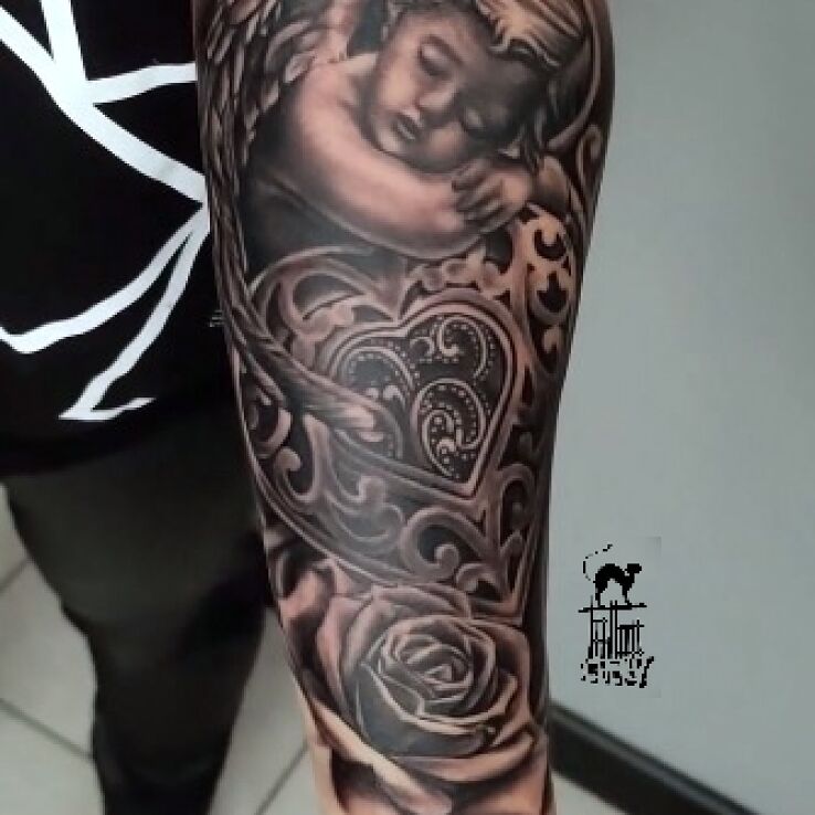Tatuaż kupidyn z różami w motywie czarno-szare i stylu realistyczne na przedramieniu