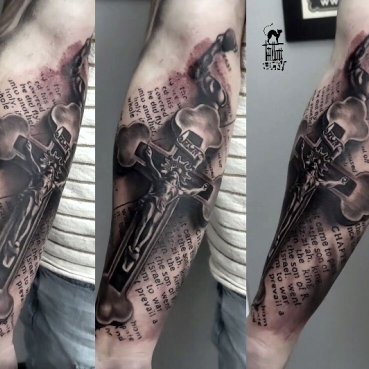 Tatuaż krzyż z różańca w motywie przedmioty i stylu realistyczne na przedramieniu