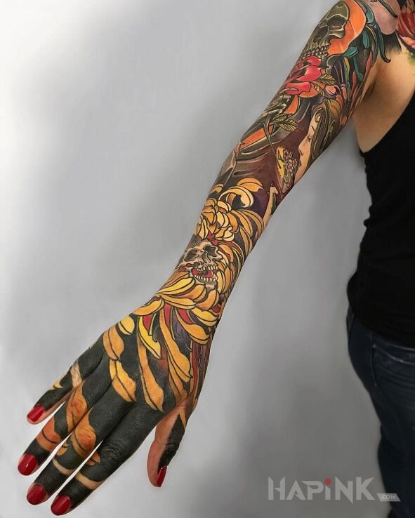 Tattoo Rękaw w kwiaty in colorful motif and japanese / irezumi style on the hand