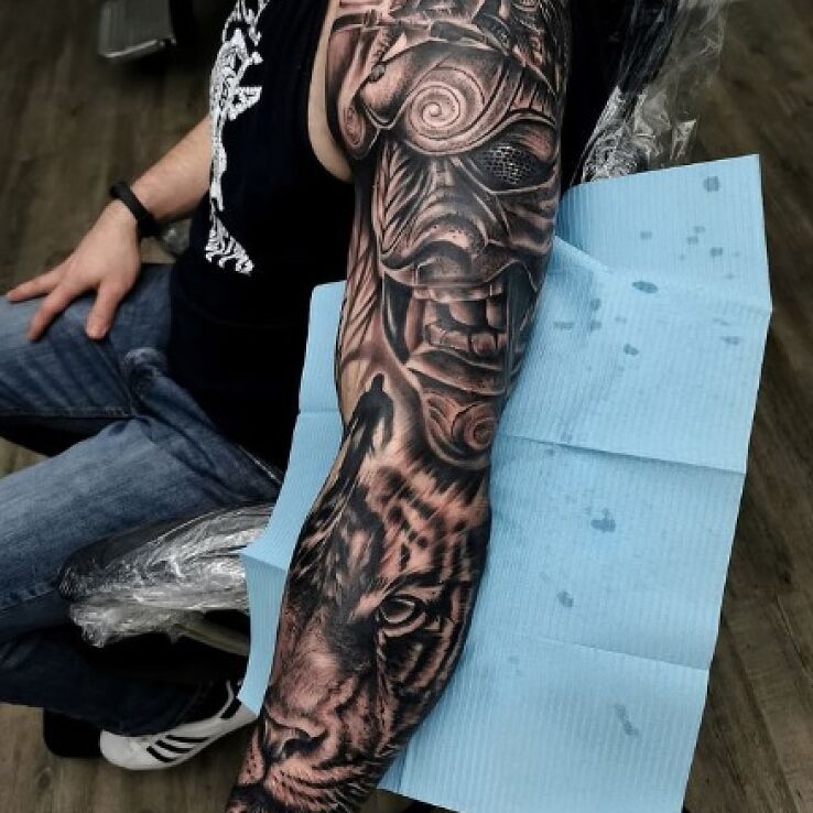 Tatuaż wojownik hannya i tygrys w motywie wojna i stylu realistyczne na przedramieniu