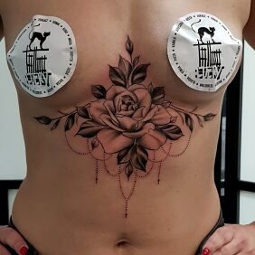 Tatuaż Underboob rose na brzuchu motyw: kwiaty styl: graficzne / ilustracyjne