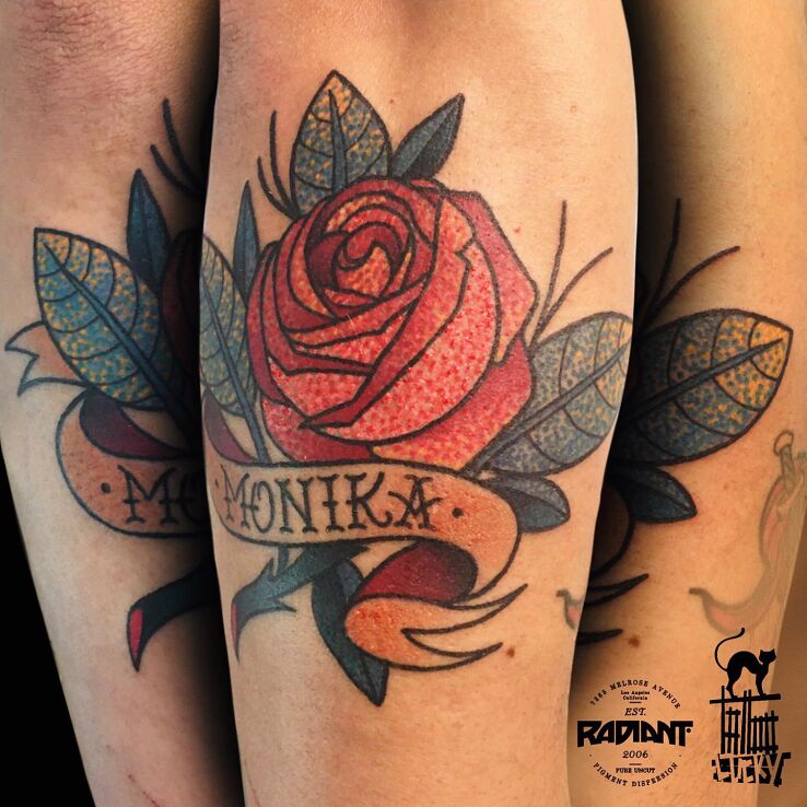 Tatuaż dla moniki w motywie kwiaty i stylu graficzne / ilustracyjne na nodze