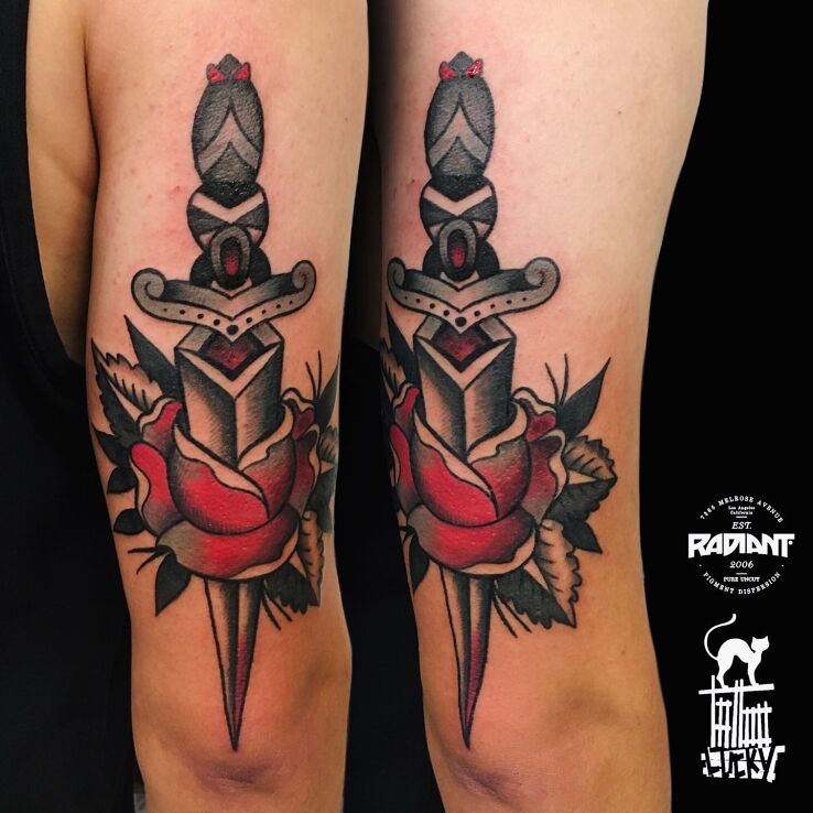 Tatuaż sztylet i róża w motywie ornamenty i stylu oldschool na bicepsie