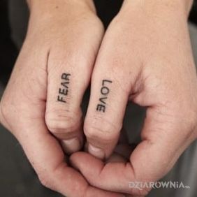 Tatuaż Fear / Love na palcach motyw: napisy