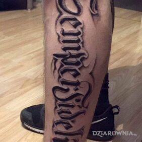 Tatuaż Semper fidelis na nodze motyw: czarno-szare styl: kaligrafia