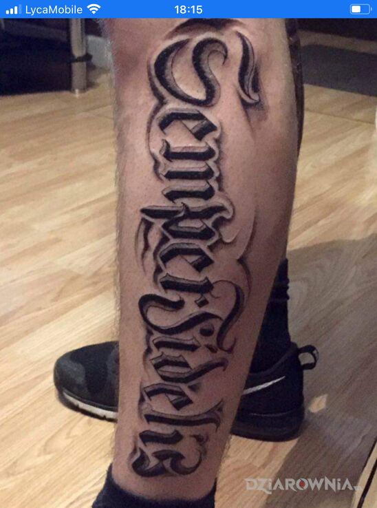 Tatuaż napis w motywie napisy i stylu oldschool na nodze