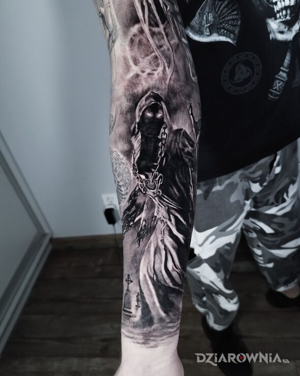Tatuaż kosiarz w motywie demony i stylu blackwork / blackout na przedramieniu