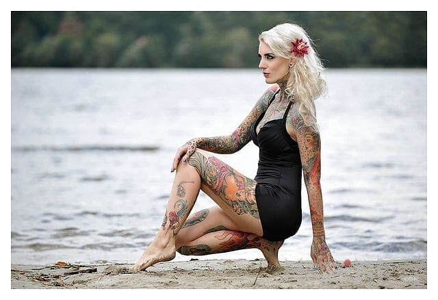 Tattoo Na plaży in colorful motif on the forearm