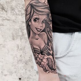 Tatuaż Ariel na ręce motyw: czarno-szare styl: dotwork