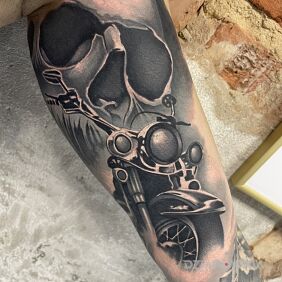 Tatuaż Death Ride na bicepsie motyw: czaszki styl: realistyczne