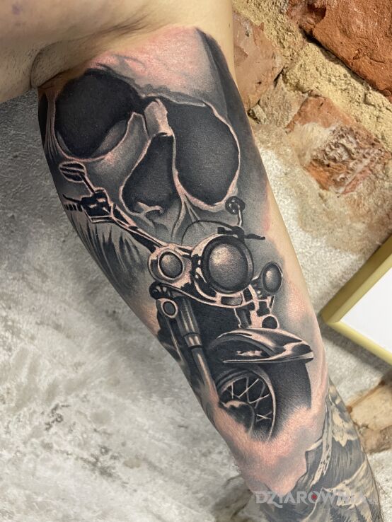 Tatuaż death ride w motywie czarno-szare i stylu realistyczne na bicepsie