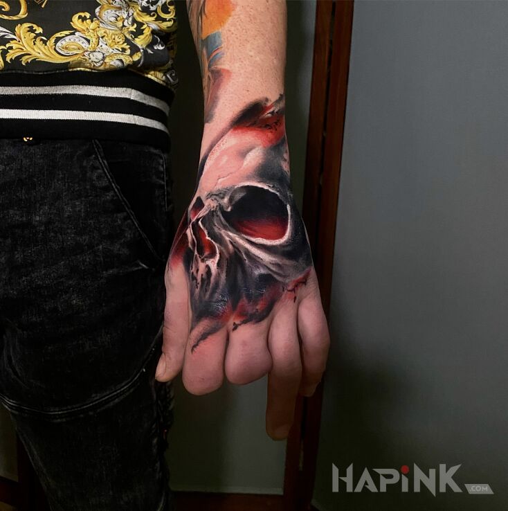 Tattoo Demoniczna czaszka in skulls motif and realistic style on the hand