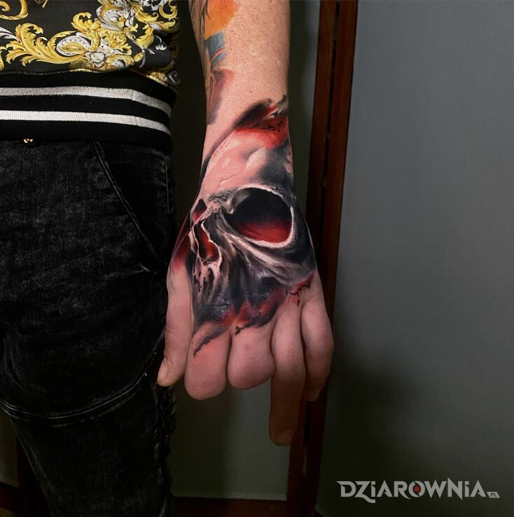 Tatuaż demoniczna czaszka w motywie czaszki i stylu kontury / linework na ręce