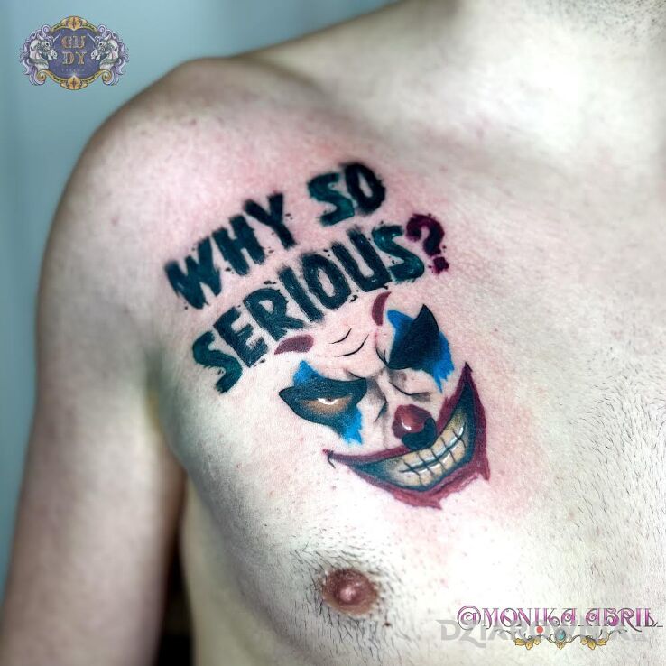 Tatuaż kolorowy tatuaż - joker w motywie kolorowe i stylu kreskówkowe / komiksowe na piersiach