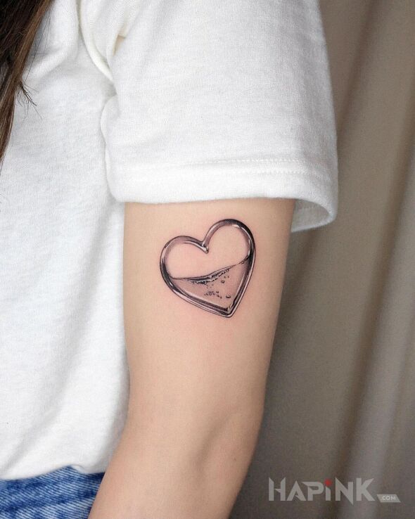 Tattoo Serduszko z wodą in black and gray motif and graphic / illustrative style On the arm