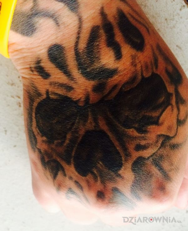 Tatuaż czasza w motywie czaszki na dłoni