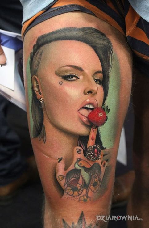Tatuaż portret w motywie 3D i stylu realistyczne na nodze