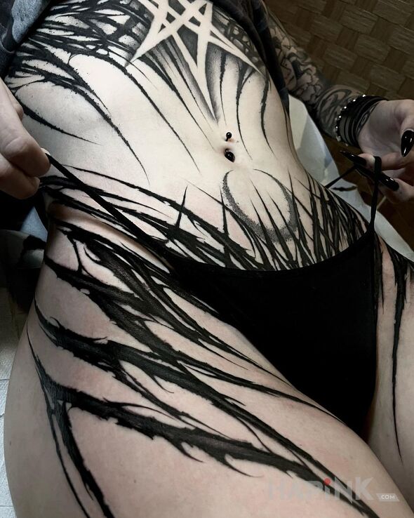 Tattoo Czarne szarpi druty in black and gray motif and blackwork / blackout style intimate
