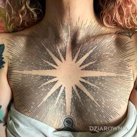 Tatuaż Słońce na tle kresek na klatce motyw: pozostałe styl: kontury / linework