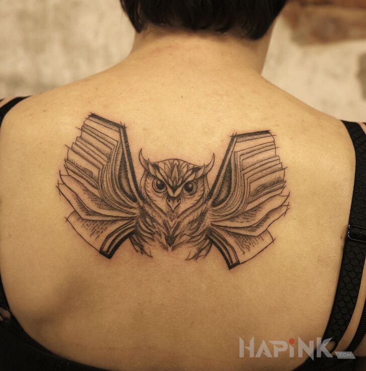 Tattoo Książkowa Sówka in black and gray motif and graphic / illustrative style on the back