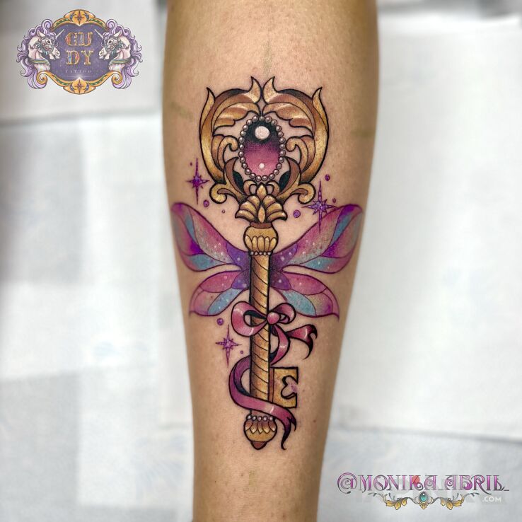 Tattoo Kluczyk z Harry’ego Pottera in colorful motif and newschool style on the leg