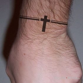 Tatuaż Mały krzyż na nadgarstku motyw: religijne