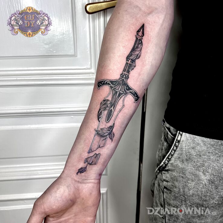 Tatuaż  - miecz w motywie mroczne i stylu graficzne / ilustracyjne na przedramieniu