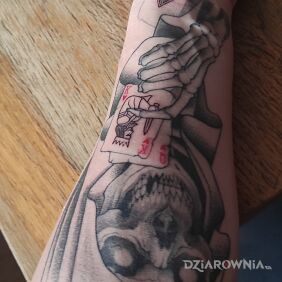 Tatuaż Reaper, kostucha z kartami na przedramieniu motyw: czarno-szare styl: realistyczne