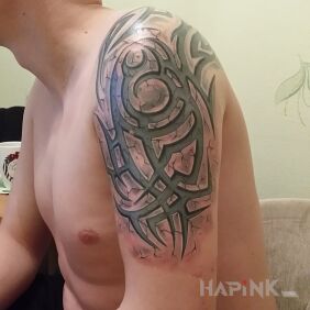 Tattoo Tribal on the upper arm motif: 3D style: tribal