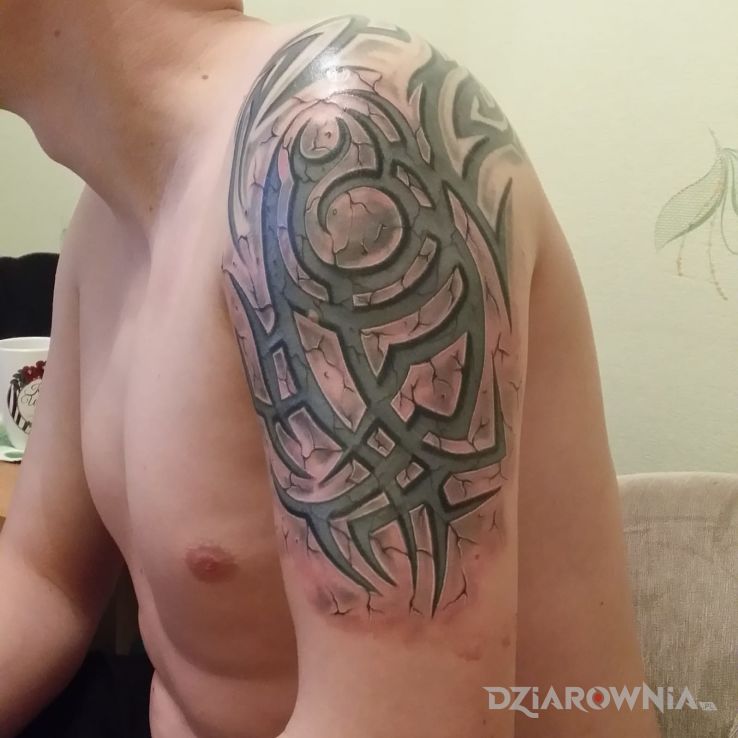 Tatuaż tribal w motywie 3D i stylu tribale na ramieniu