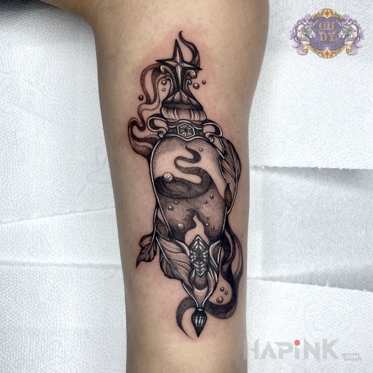 Tattoo Tatuaż eliksir „felix felicis” z Harry’ego Pottera in objects motif and graphic / illustrative style on the forearm